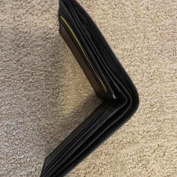 Black Genuine Leather Tri-Fold Wallet 9 Card Slots, ID Window & 2 Cash Pockets - Picture 5 of 5